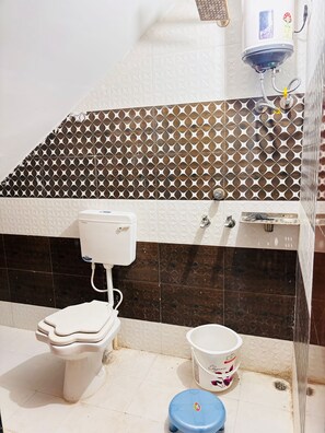 Deluxe Double Room | Bathroom | Shower, towels, soap, shampoo