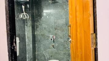 Deluxe Double Room | Bathroom | Shower, towels, soap, shampoo