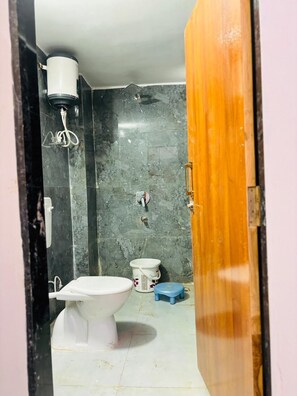 Deluxe Double Room | Bathroom | Shower, towels, soap, shampoo