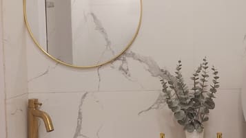 Deluxe Quadruple Room | Bathroom | Shower, rainfall showerhead, bidet, towels