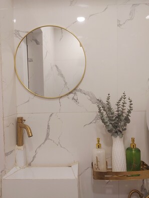 华丽四人房 | 浴室 | 淋浴设施、大花洒淋浴喷头、坐浴桶、毛巾