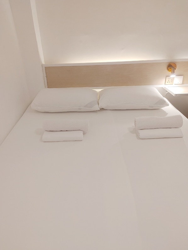 디럭스 쿼드룸 | 각각 다른 스타일의 인테리어, 각각 다르게 가구 비치, 무료 WiFi, 침대 시트