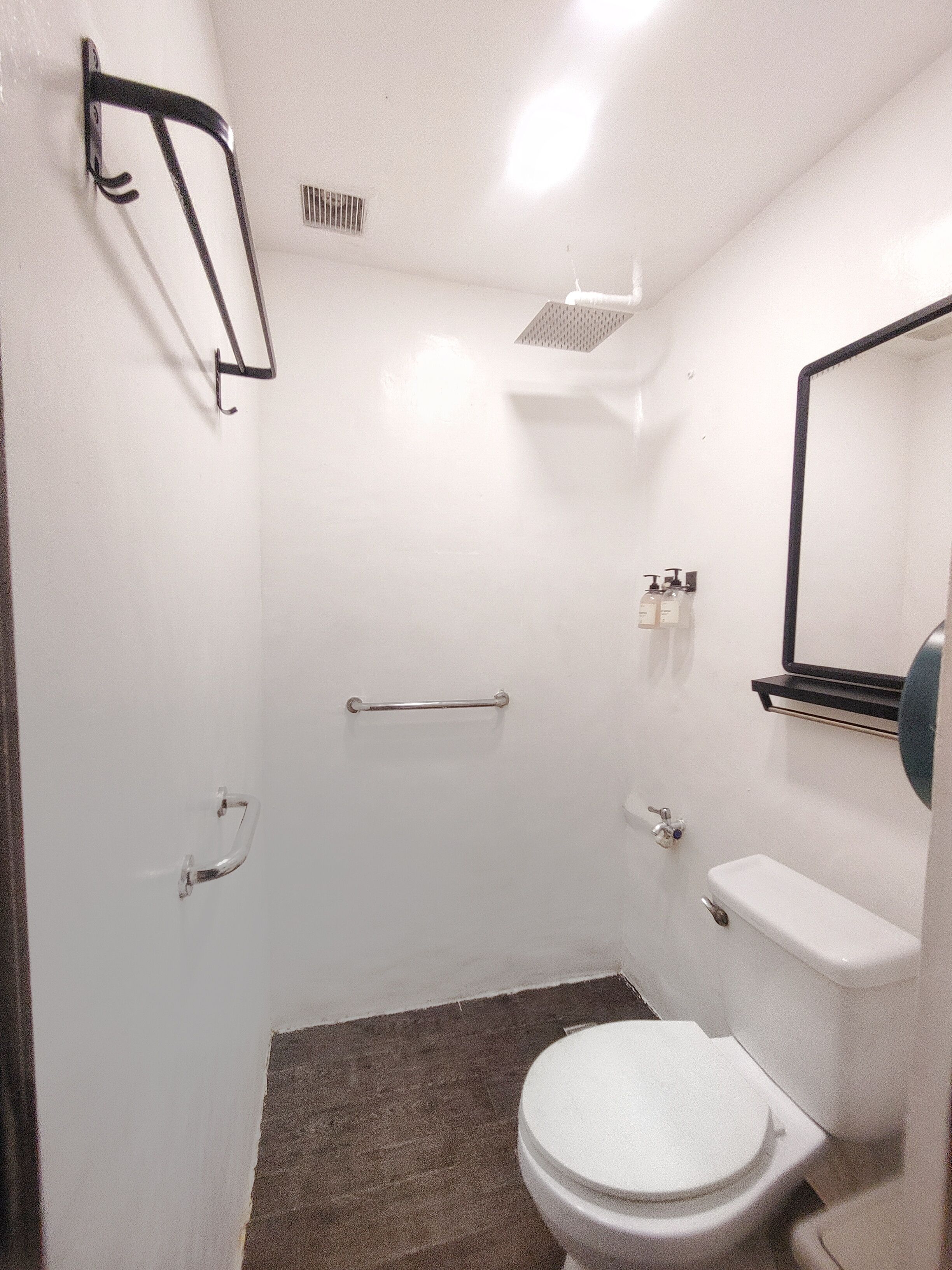 Un baño con inodoro, ducha y lavamanos.