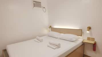 Habitación básica doble | Decoración personalizada, muebles diferentes, escritorio y wifi gratis