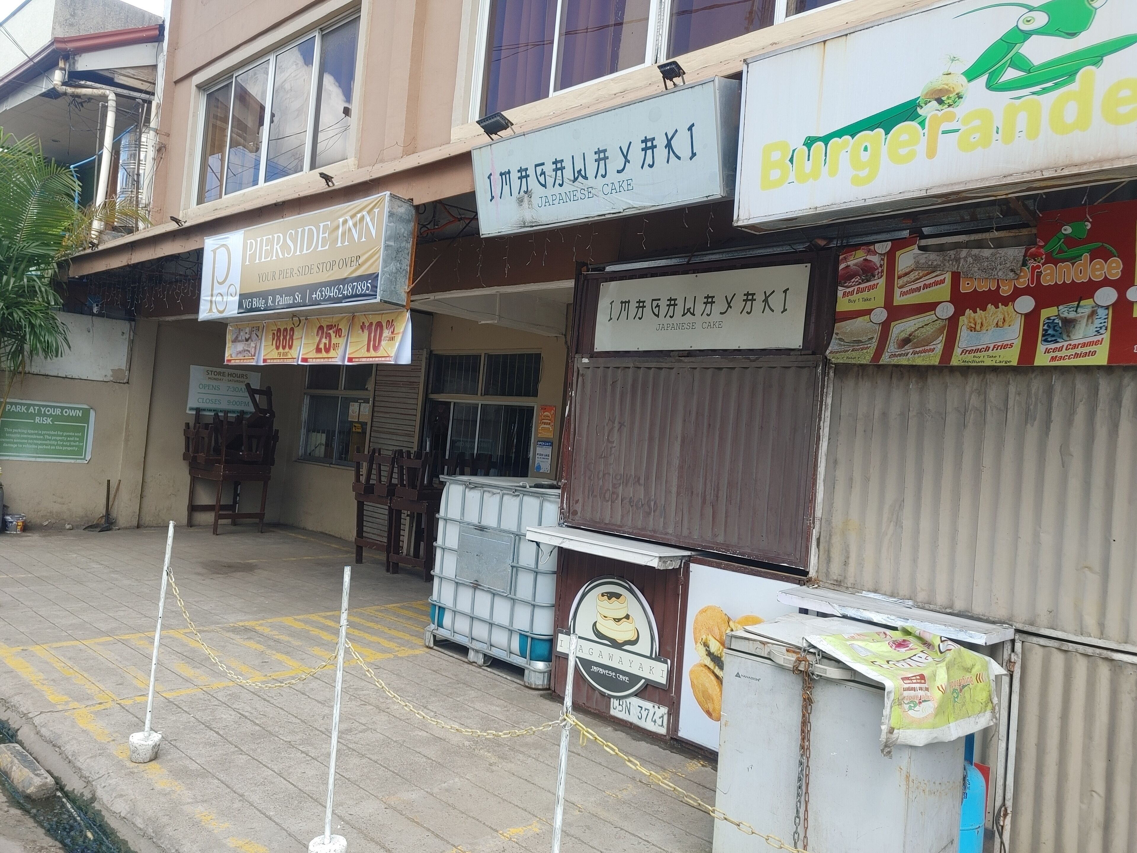 A storefront with signs for 'Pier Side Inn' and 'Burgerandee'.