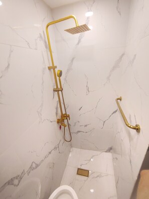 Chambre quadruple Deluxe | Salle de bain | Douche, douche cascade, bidet, serviettes fournies