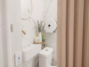 Deluxe Quadruple Room | Bathroom | Shower, rainfall showerhead, bidet, towels