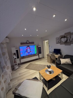 Een smart-tv, een computerscherm en een printer