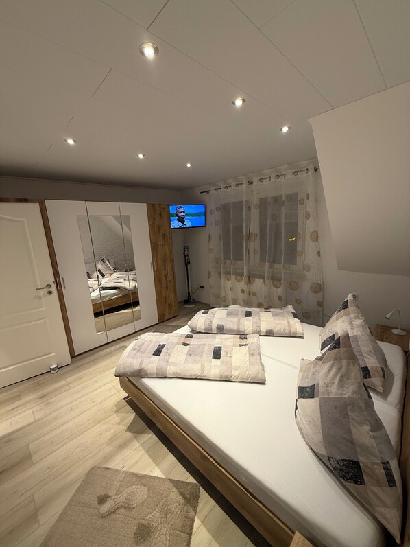 1 Schlafzimmer, Zimmersafe, Schreibtisch, Bügeleisen/Bügelbrett