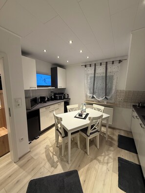 Dining - Cozy 2 X room, kitchen bathroom apartment in the Karl Marx Siedlung in Worms 1st floor (Worms)