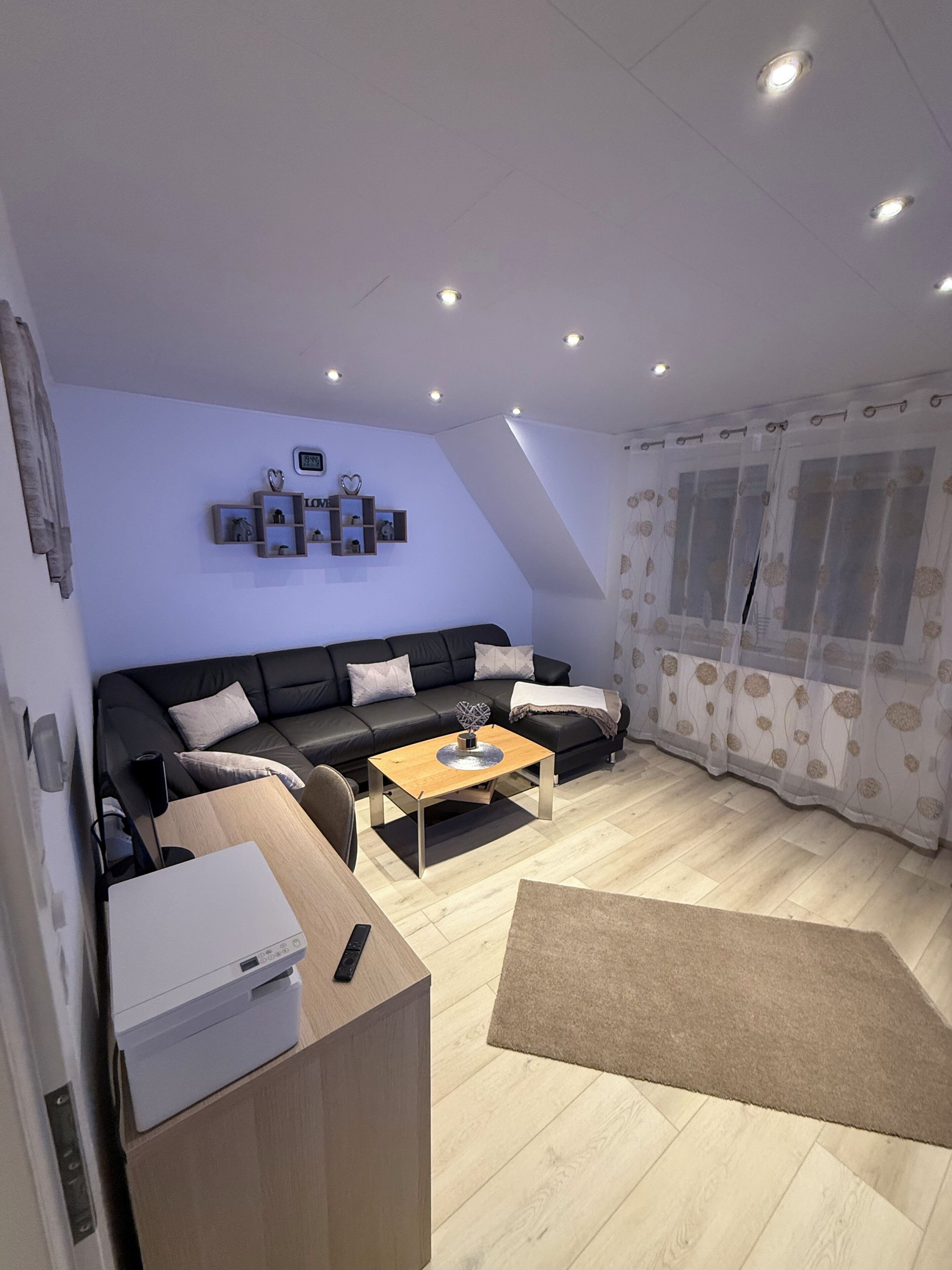 Een smart-tv, een computerscherm en een printer