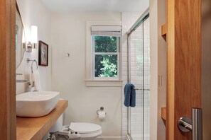 Shower, hair dryer, bidet, towels - Bright Oak at the Village:  Luxe Townhome Near NCSU and Downtown (Raleigh)