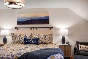 1 bedroom, iron/ironing board, Internet, bed sheets - Bright Oak at the Village:  Luxe Townhome Near NCSU and Downtown (Raleigh)
