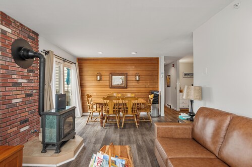 Cozy 2-bedroom condo right on the Stowe Mountain Ski Shuttle!