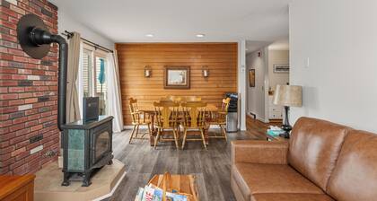 Cozy 2-bedroom condo right on the Stowe Mountain Ski Shuttle!