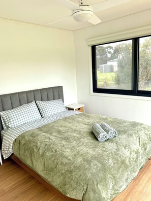3 bedrooms, iron/ironing board, bed sheets - Grampians View Retreat - where style meets nature (Halls Gap)