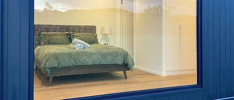 3 bedrooms, iron/ironing board, bed sheets