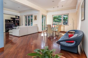 Exclusive-huoneisto, parveke, kaupunkinäköala | Oleskelualue | Älytelevisio, Netflix, suoratoistopalvelut