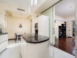 Exclusive-huoneisto, parveke, kaupunkinäköala | Yksityinen keittiö | Jääkaappi, mikroaaltouuni, uuni, liesi