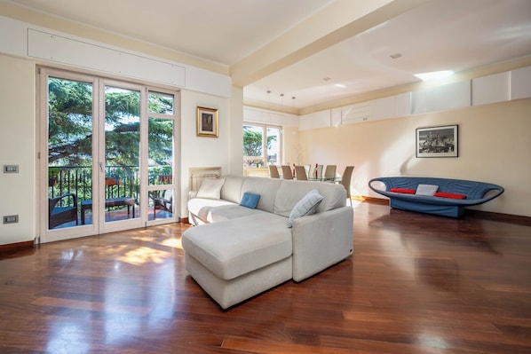 Exclusive Apartment, Balcony, City View | Living area