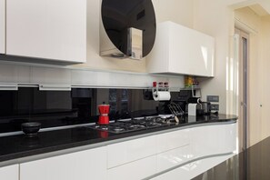 Exclusive Apartment, Balcony, City View | Private kitchen | Fridge, microwave, oven, stovetop - Pine House (Sorrento)