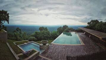 Deluxe Double Room, Mountain View | Bathroom | Bathtub, free toiletries, towels, soap