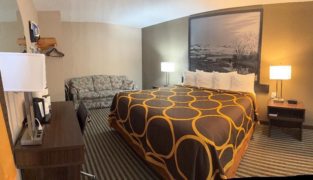Suite, 1 King Bed | Soundproofing, iron/ironing board, free WiFi