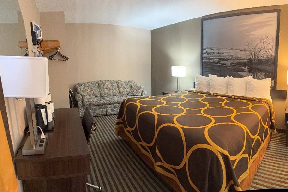 Suite, 1 King Bed | Soundproofing, iron/ironing board, free WiFi