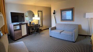 جناح - سرير ملكي مع أريكة سرير | تجهيزات عازلة للصوت ومكواة/لوح كي وواي فاي مجانًا