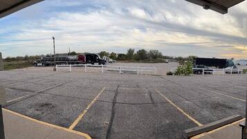 مواقف سيارات مجانية