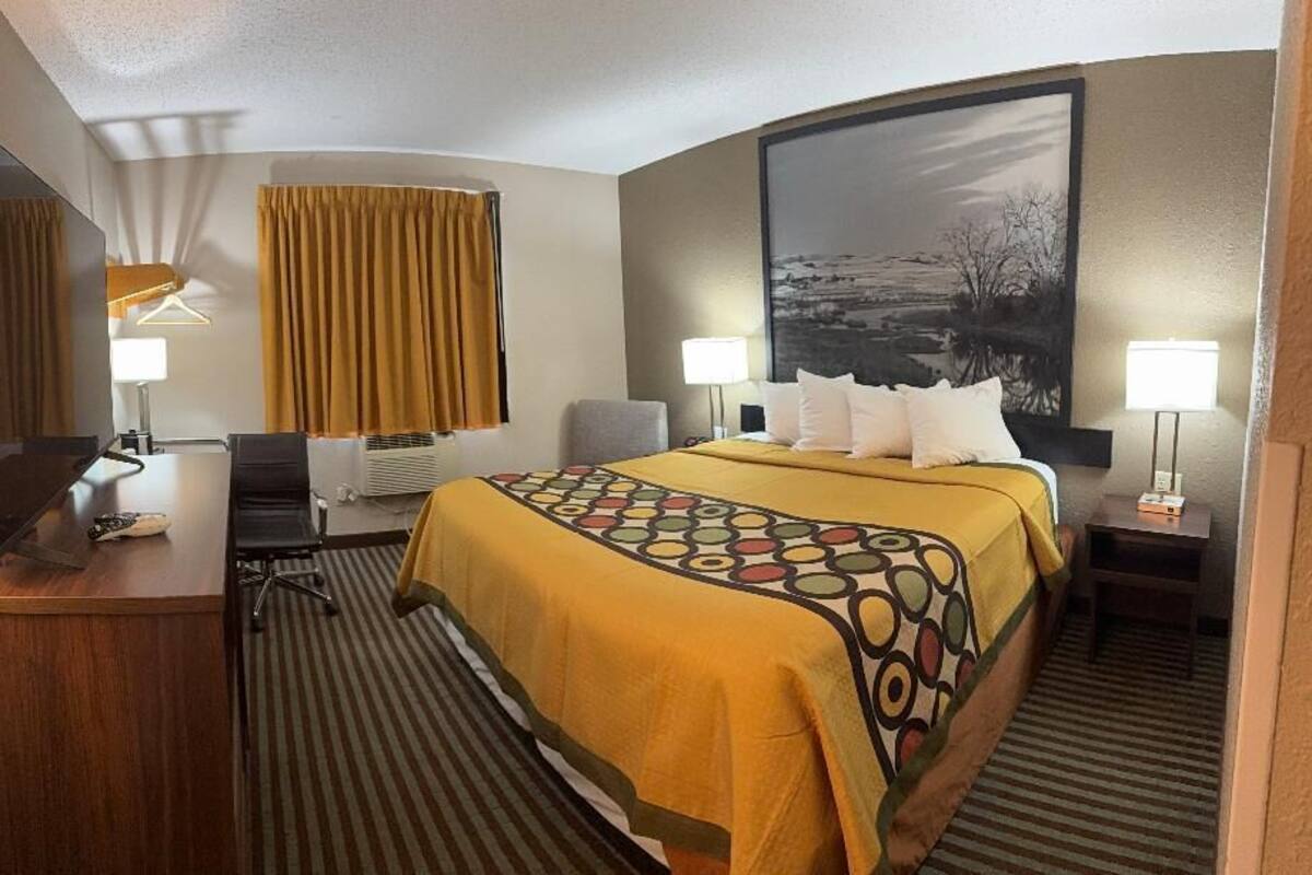 Double Room, 1 King Bed | Soundproofing, iron/ironing board, free WiFi