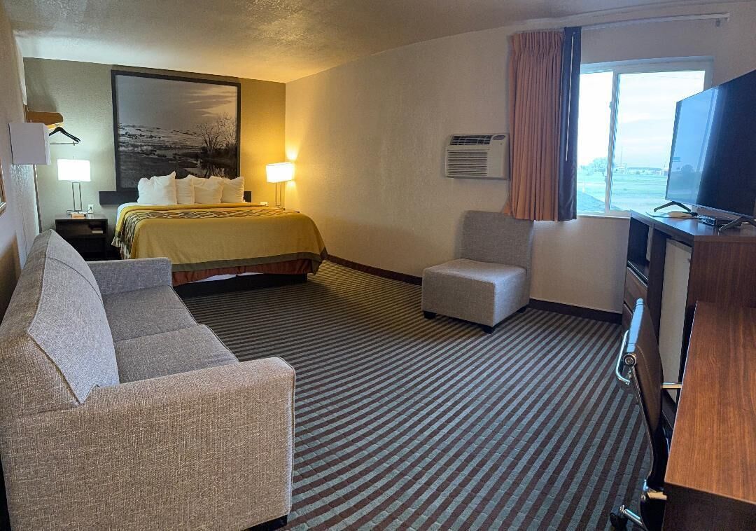 Suite, 1 King Bed with Sofa bed | Soundproofing, iron/ironing board, free WiFi