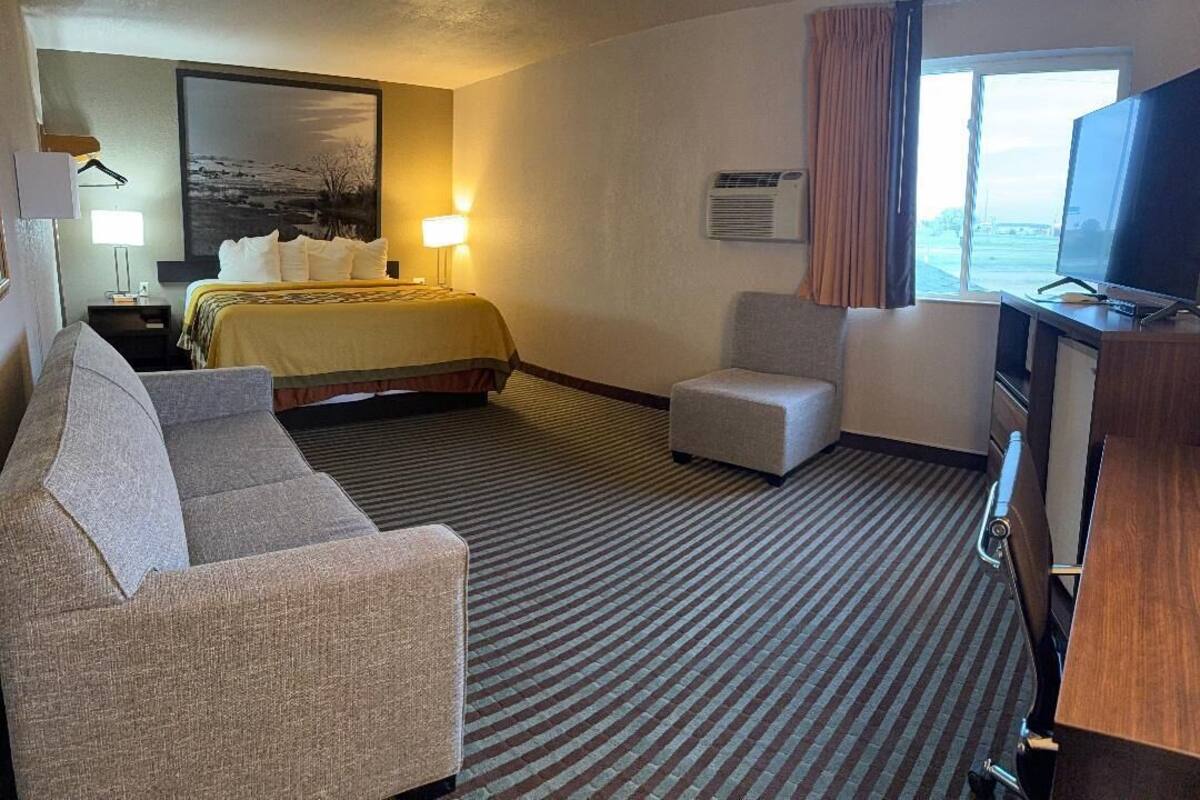 Suite, 1 King Bed with Sofa bed | Soundproofing, iron/ironing board, free WiFi