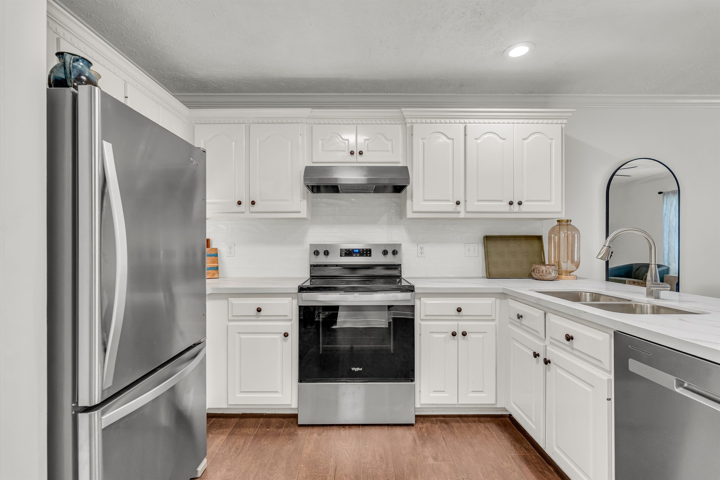 Réfrigérateur, micro-ondes, lave-vaisselle, cafetière/bouilloire