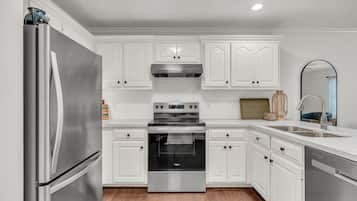 Réfrigérateur, micro-ondes, lave-vaisselle, cafetiÚre/bouilloire