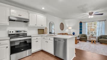 Réfrigérateur, micro-ondes, lave-vaisselle, cafetiÚre/bouilloire