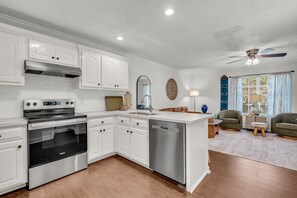 Réfrigérateur, micro-ondes, lave-vaisselle, cafetière/bouilloire