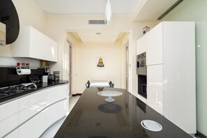 Fridge, microwave, oven, stovetop - Pine House - 3 Bedroom apartment in the heart of Sorrento (Sorrento)