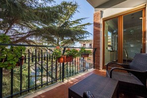 Property grounds - Pine House - 3 Bedroom apartment in the heart of Sorrento (Sorrento)