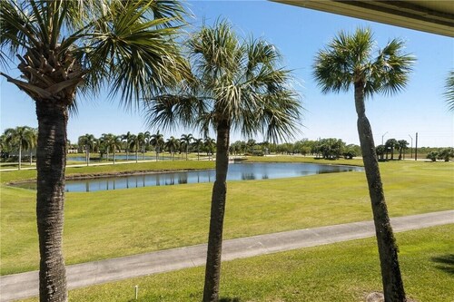 Seasonal Rental-55+ 2-bedroom condo with AC in Vero Beach