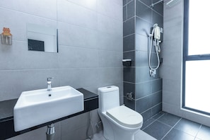 Shower, free toiletries, hair dryer, bidet - Urban Suite Penang (George Town)