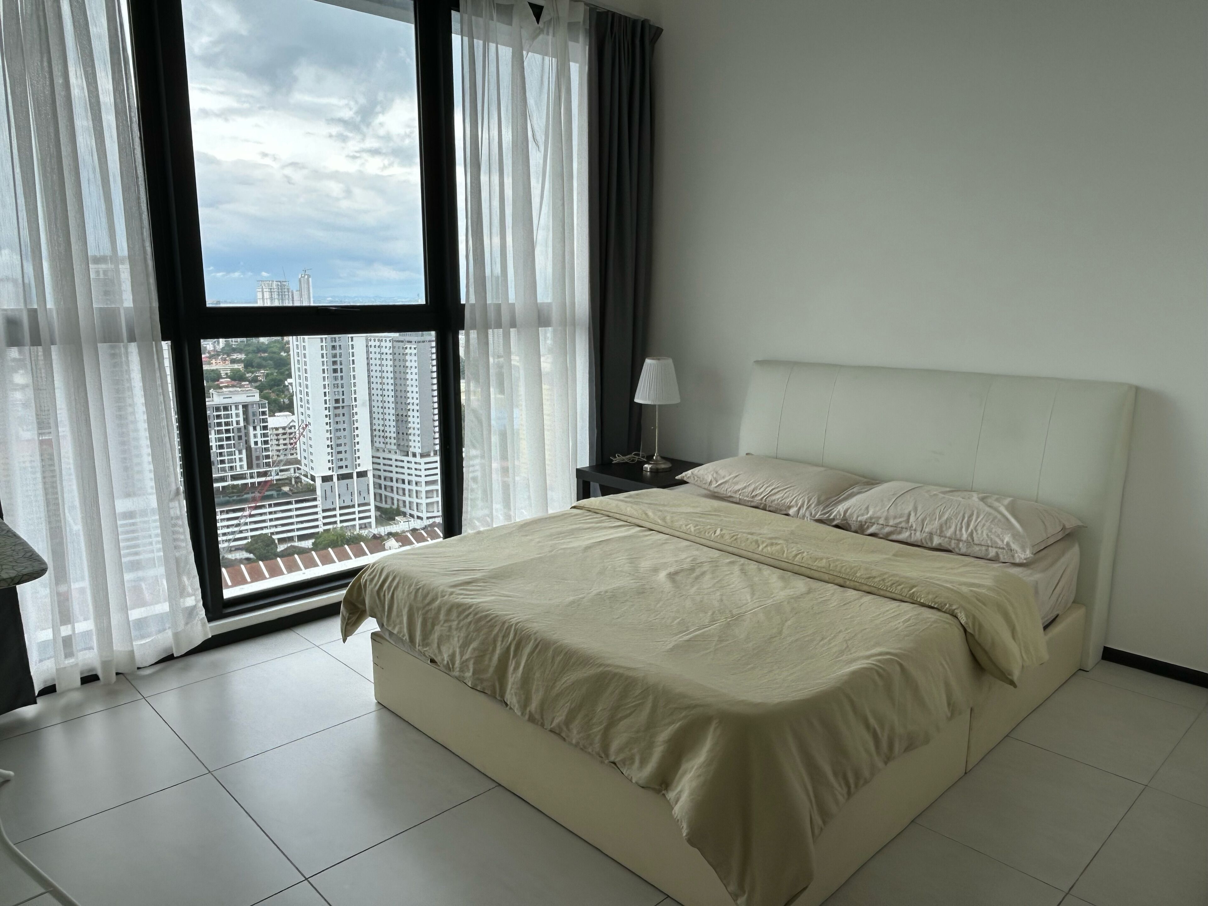 办公桌、笔记本电脑工作区、隔音、熨斗/熨衣板