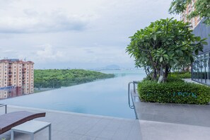 A residential building with a view of a river and greenery. - Urban Suite Penang (George Town)
