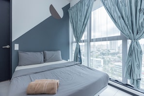 Desk, laptop workspace, soundproofing, iron/ironing board - Urban Suite Penang (George Town)