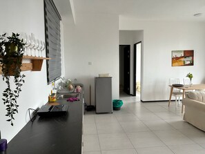Apartemen Comfort, pemandangan kota | Dapur pribadi | Lemari es, kursi makan untuk bayi, dan peralatan masak/sendok-piring