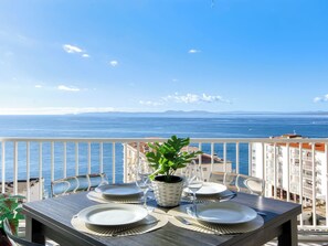 Outdoor dining - Belleza II by Interhome (Roses)