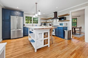 Microondas, horno, parrilla de estufa y lavavajillas 