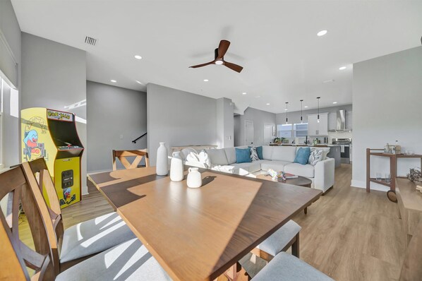 ดีลักซ์อพาร์ทเมนท์, 4 ห้องนอน, ระเบียง | บริเวณนั่งเล่น