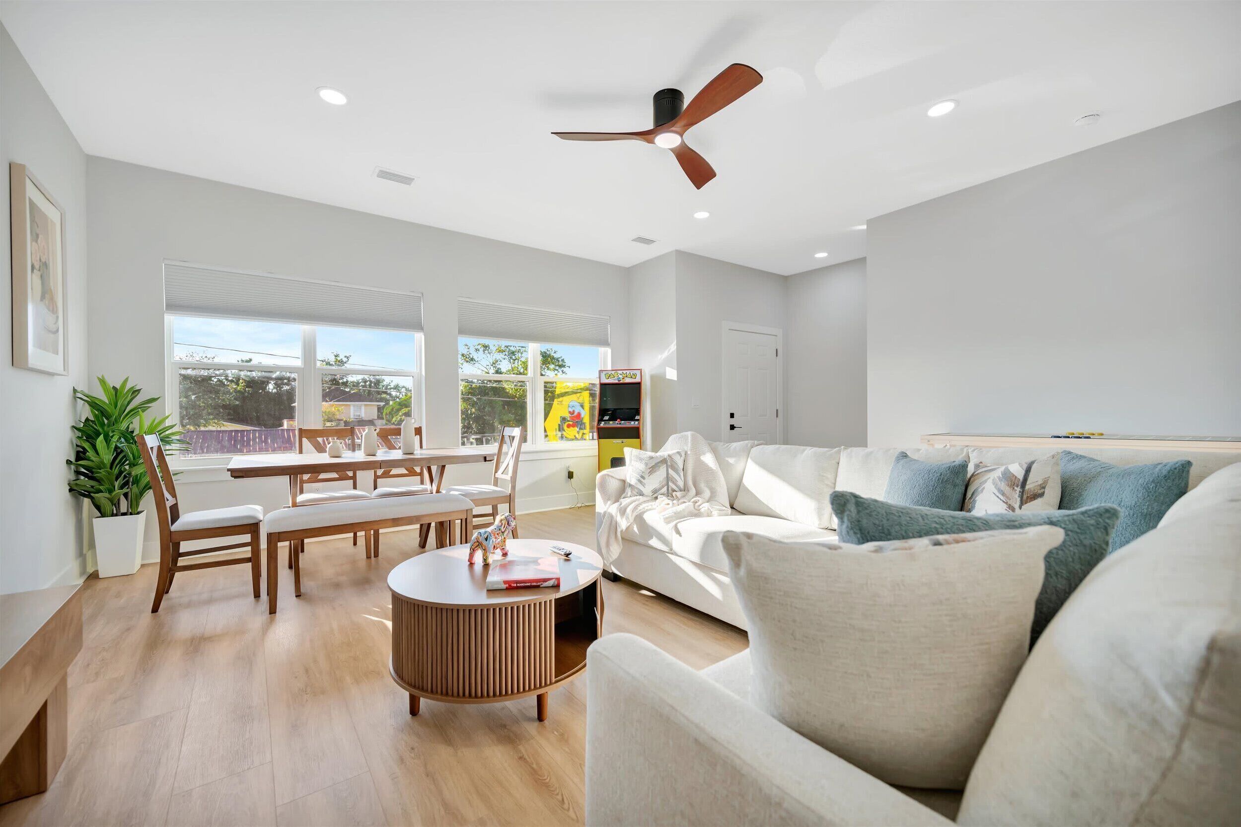 Căn hộ Deluxe, 4 phòng ngủ, ban công | Khu phòng khách