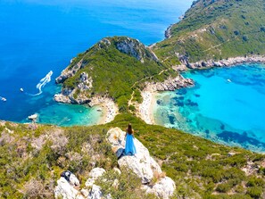 A coastal landscape with rocky terrain and clear blue waters. - Villa Anafoufou Afionas with private heatable pool (Afionas)